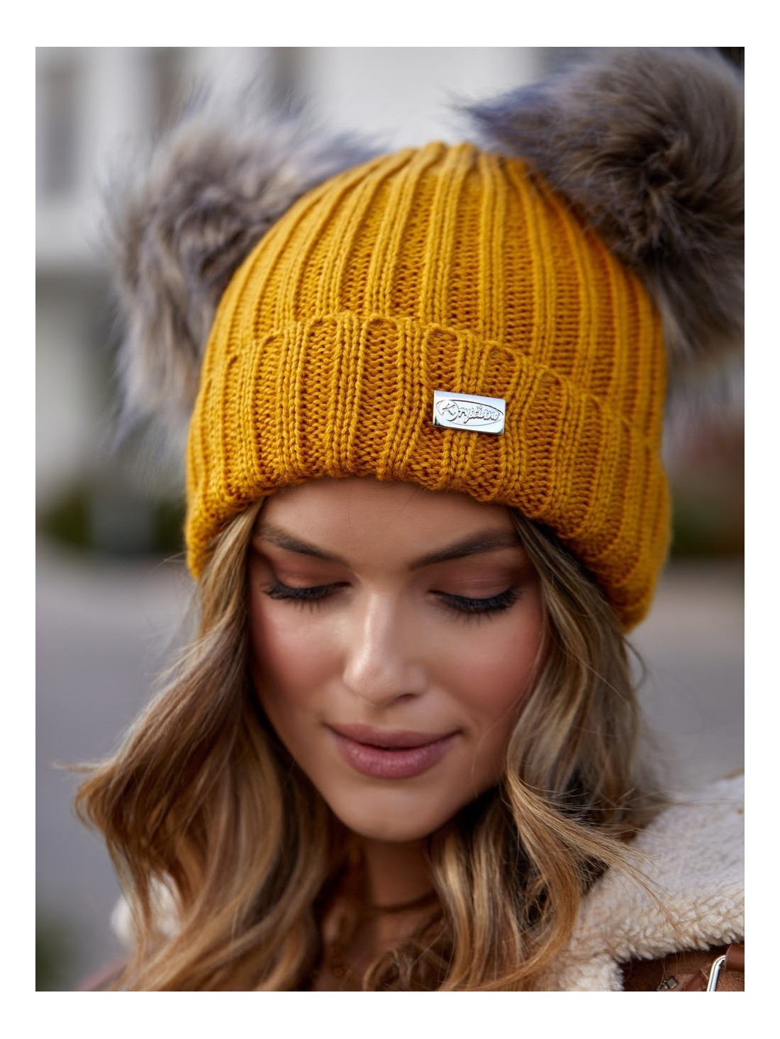 Senffarbene Mütze mit Pompons für den Winter C5 – Online-Shop – Boutique